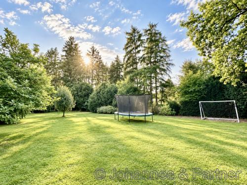 sehr weitläufiger und schöner Garten