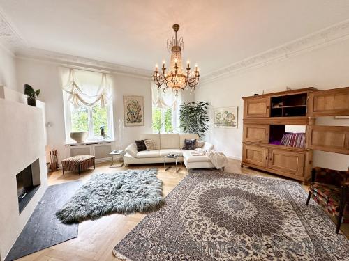 großes und sehr schönes Wohnzimmer mit Kamin