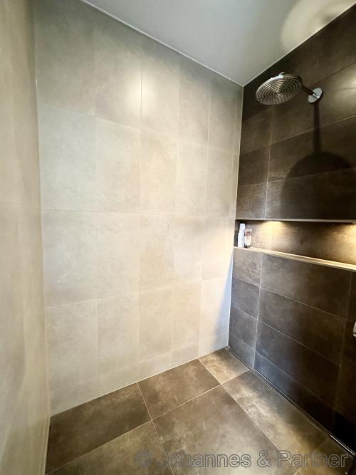 große Dusche im Bad