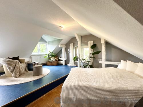 eines der Zimmer im Dachgeschoss