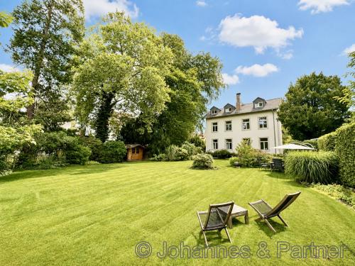 Blick aus dem eigenen Garten zum Haus
