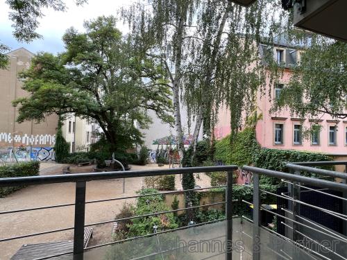 Blick vom Balkon zum Spielplatz