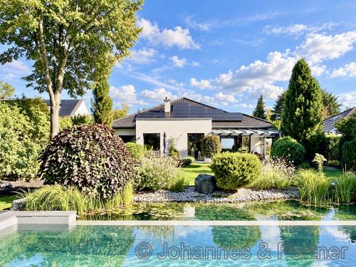 Hausansicht mit Pool