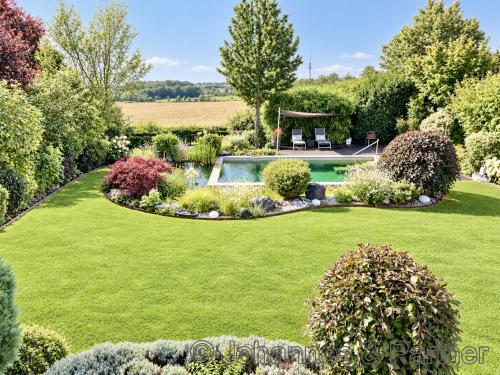 Ansicht des Gartens mit herrlichem Blick im Hintergrund