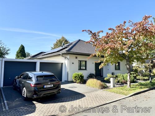 Ansicht von der Anliegerstraße, bungalow-ähnlicher Haustyp mit großer Doppelgarage