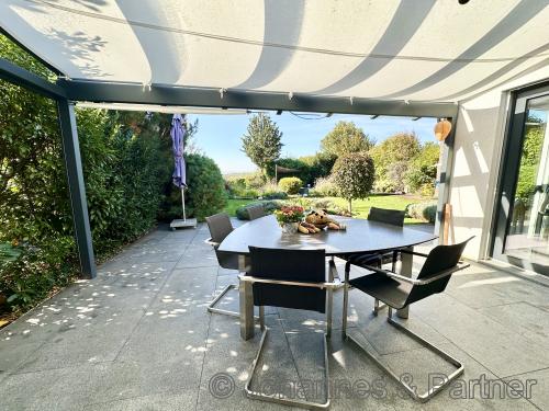 große, verschattete Terrasse am Haus nach Südwesten