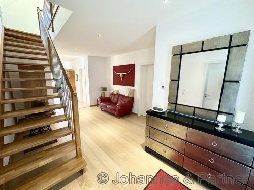 Diele mit Treppe ins Obergeschoss