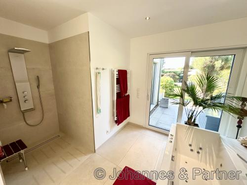 großes Bad mit Badewanne und Dusche
