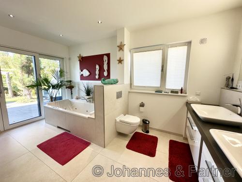 großes Bad mit Badewanne und Dusche