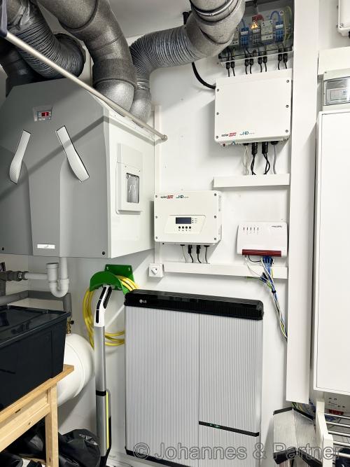 hier u.a. der Energiespeicher und die Lüftungsanlage