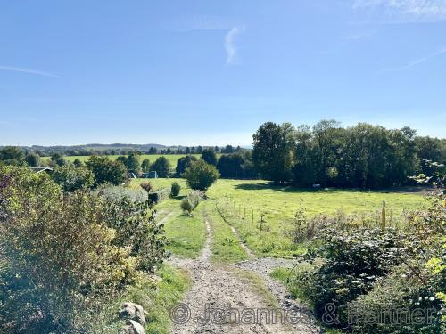 am Ende der kurzen Sackgasse beginnt ein großes Naturschutzgebiet