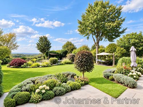 sehr schöner und gepflegter Garten
