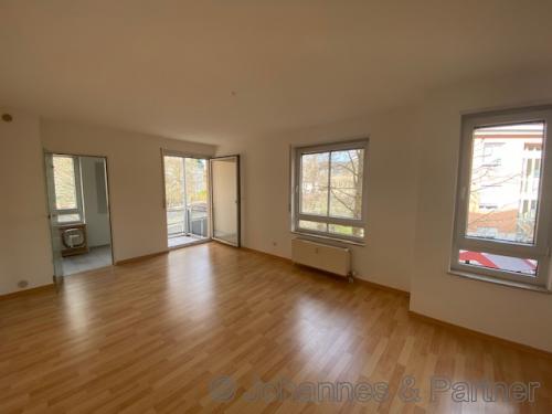 großes, helles Wohnzimmer ähnlich