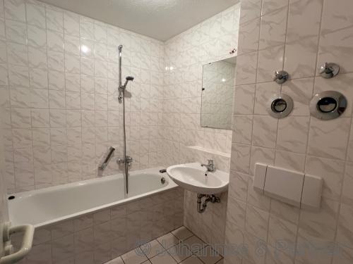 Bad mit Wanne 